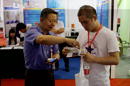 智云達(dá)總經(jīng)理桑黎川先生(左)與員工親切交談 智云達(dá)總經(jīng)理桑黎川先生(左)與員工親切交談